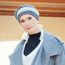 Laden Sie das Bild in den Galerie-Viewer, House of Christine weiche Strickmütze für haarlosen Frauenkopf