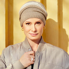 Laden Sie das Bild in den Galerie-Viewer, Strickmütze von House of Christine für Frauen mit Alopezie