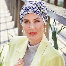 Laden Sie das Bild in den Galerie-Viewer, Lotus Turban von House of Christine mit zierlicher Lotusblüte. Kopfbedeckung für Frauen mit Haarausfall.