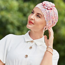 Laden Sie das Bild in den Galerie-Viewer, Lotus Turban von House of Christine für Frauen mit Haarausfall oder Chemotherapie.