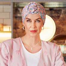 Laden Sie das Bild in den Galerie-Viewer, Lotus Turban von House of Christine mit dekorativer Lotusblume am Turban.