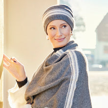 Laden Sie das Bild in den Galerie-Viewer, House of Christine Poncho für den Herbst und Winter