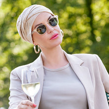 Laden Sie das Bild in den Galerie-Viewer, Shakti Turban mit mehreren Lagen aus Stoff und mit leichtem goldenen Schimmer