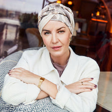 Laden Sie das Bild in den Galerie-Viewer, Frau mit Turban und Alopecia