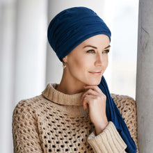 Laden Sie das Bild in den Galerie-Viewer, Kopfbedeckung Frau, Haarausfall, Glatze, Chemotherapie, Alopezie, Aderans, Camaflex, Kopfbedeckung, Haare, Haarersatz, Fashion, Christine Headwear