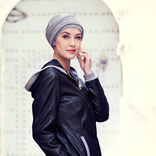 Laden Sie das Bild in den Galerie-Viewer, Aderans Germany, Kopfbedeckung Frau, Haarausfall, Glatze, Chemotherapie, Alopezie, Aderans, Camaflex, Kopfbedeckung, Haare, Haarersatz, Fashion, Christine Headwear, Turban, Mode
