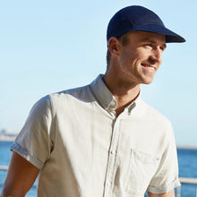 Laden Sie das Bild in den Galerie-Viewer, Chemo Mann, Kopfbedeckung, Haarausfall, Glatze, Chemotherapie, Alopezie, Aderans, Camaflex, Kopfbedeckung, Haare, Haarersatz, Fashion, Mann, Hut, Sommer, Christine Headwear