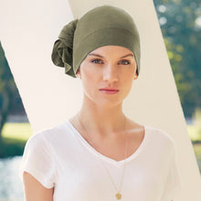 Laden Sie das Bild in den Galerie-Viewer, Turban von House of Christine für Krebspatientinnen während einer Chemotherapie