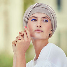 Laden Sie das Bild in den Galerie-Viewer, Emmy V Turban von Christine Headwear für Frauen mit Chemo oder Alopezie