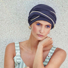 Laden Sie das Bild in den Galerie-Viewer, Emmy V Turban von Christine Headwear für Frauen mit Chemo oder Alopezie