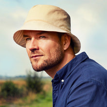 Laden Sie das Bild in den Galerie-Viewer, Christine Headwear Urban Bucket Hat sand Canvas - Aderans Germany, Chemo Mann, Kopfbedeckung, Haarausfall, Glatze, Chemotherapie, Alopezie, Aderans, Camaflex, Kopfbedeckung, Haare, Haarersatz, Fashion, Mann, Hut, Sommer, Christine Headwear