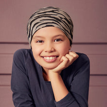 Laden Sie das Bild in den Galerie-Viewer, Aderans Germany, Kopfbedeckung + Kinder, Haarausfall, Glatze, Chemotherapie, Alopezie, Aderans, Camaflex, Kopfbedeckung, Haare, Haarersatz, Fashion, Christine Headwear
