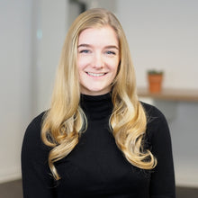 Laden Sie das Bild in den Galerie-Viewer, Haare, Haarteil, Extensions, Aderans, Camaflex, Haarersatz, haarausfall frau, Fashion, modisch, Mode, Haarverdichtung, kahle Stellen, Haarfüller, Clips, belle madame, haarteile echthaar, kopfumfang messen, haarteile frauen, dening hair, hair society, gfh, lofty, follea, hairpower, lange haare, blonde haare, locken, Locken machen