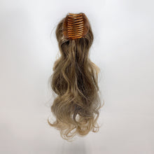 Laden Sie das Bild in den Galerie-Viewer, Haare, Haarteil, Extensions, Aderans, Camaflex, Haarersatz, Haarausfall, Fashion, modisch, Mode, Haarverdichtung, kahle Stellen, Haarfüller, Clips, lockig, Kamm, Zopf