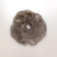 Laden Sie das Bild in den Galerie-Viewer, Haarteil gelocktes Haar mit Haargummi für Dutt und Hochsteckfrisuren 38R
