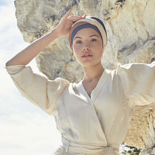 Laden Sie das Bild in den Galerie-Viewer, Turban von House of Christine für Frauen mit Alopecia und Haarausfall aufgrund von Chemotherapie