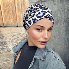 Laden Sie das Bild in den Galerie-Viewer, Lea Turban im Leopardenmuster. Moderner Turban für Frauen mit Haarausfall.
