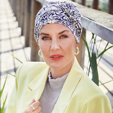 Laden Sie das Bild in den Galerie-Viewer, Lotus Turban von House of Christine mit zierlicher Lotusblüte. Kopfbedeckung für Frauen mit Haarausfall.
