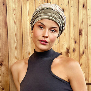 Moderner Luna Turban von House of Christine. Kopfbedeckung für Frauen ohne Haare oder mit Haarausfall.