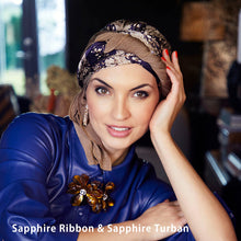 Laden Sie das Bild in den Galerie-Viewer, House of Christine Turban kombiniert mit Sapphire Tuch Ribbon
