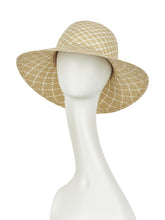 Laden Sie das Bild in den Galerie-Viewer, Kopfbedeckung Frau, Haarausfall, Glatze, Chemotherapie, Alopezie, Aderans, Camaflex, Kopfbedeckung, Haare, Haarersatz, Fashion, Christine Headwear, Sommer, Sonne, Vacation, Urlaub
