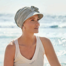 Laden Sie das Bild in den Galerie-Viewer, Briana Cap Sun von Christine Headwear Turban im Sommer für Damen in der Chemo und mit Alopecia
