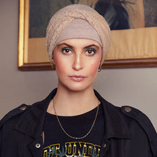Laden Sie das Bild in den Galerie-Viewer, Emmy Turban von House of Christine Chemotherapie Kopfbedeckung
