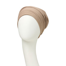 Laden Sie das Bild in den Galerie-Viewer, Emmy V Turban von Christine Headwear für Frauen mit Chemo oder Alopezie
